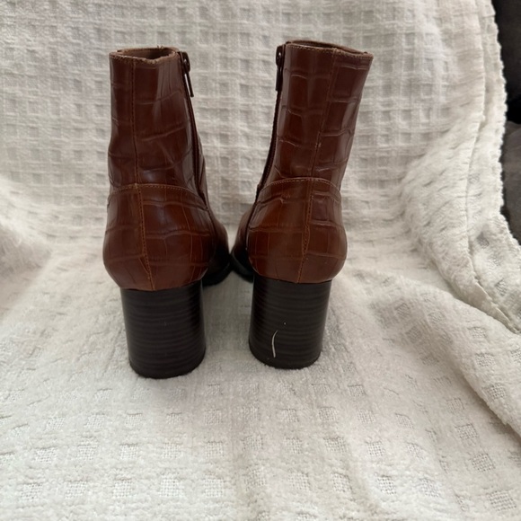 Melrose Ave Women’s Faux Leather Block Heel Side-Zip Pointed Toe Booties - Picture 7 of 12